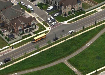 تصادف پلیس با یک اتوبوس مدرسه در تورنتو/ یک پسر شش ساله کشته شد