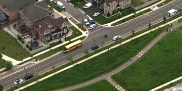 تصادف پلیس با یک اتوبوس مدرسه در تورنتو/ یک پسر شش ساله کشته شد