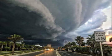 قطعی گسترده برق به دنبال طوفان مرگبار میلتون