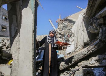 اسرائیل لبنان را بمباران و غزه را به آرامی خفه می‌کند