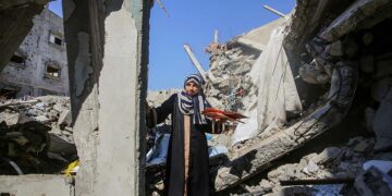 اسرائیل لبنان را بمباران و غزه را به آرامی خفه می‌کند