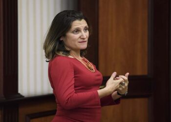 وزیر دارایی کانادا از کابینه ترودو استعفا داد