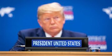 تیم ترامپ در حال بررسی مقابله با توان هسته‌ای ایران/ گزینه حمله هوایی روی میز است