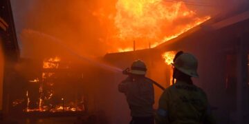 آتش‌سوزی‌های لس‌آنجلس همچنان در حال شعله‌ور شدن هستند