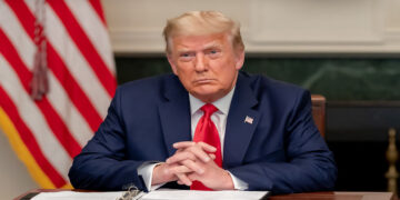 تعویق تعرف‌های آمریکا برای مکزیک و کانادا / 2 برابر شدن تعرفه‌های 10 درصدی چین