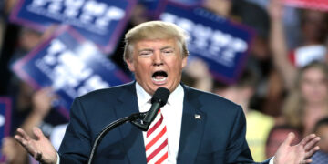 ترامپ چین را به اعمال تعرفه‌ ۵۰ درصدی تهدید کرد/ پایان مذاکرات در صورت عدم عقب‌نشینی پکن