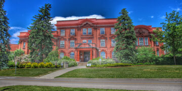 چالش جدید برای دانشجویان خارجی در کانادا