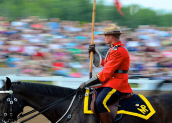اتهام اعضای ارتش کانادا به تشکیل میلیشیا و تصرف زمین